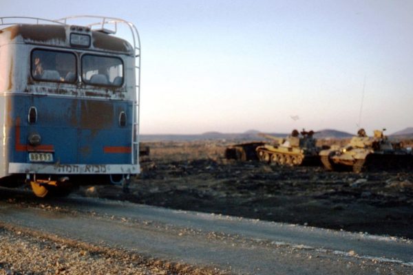 חיימק'ה והאוטובוס ברמת הגולן בזמן המלחמה (קרדיט: חיימק'ה אבני)