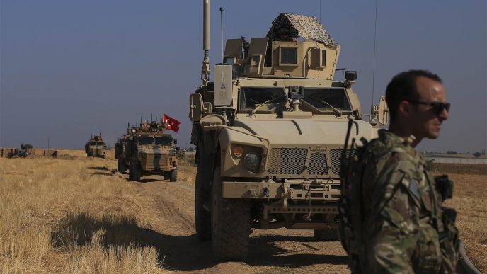 כוחות אמריקאים וטורקים בגבול עם סוריה. (AP Photo/Baderkhan Ahmad)