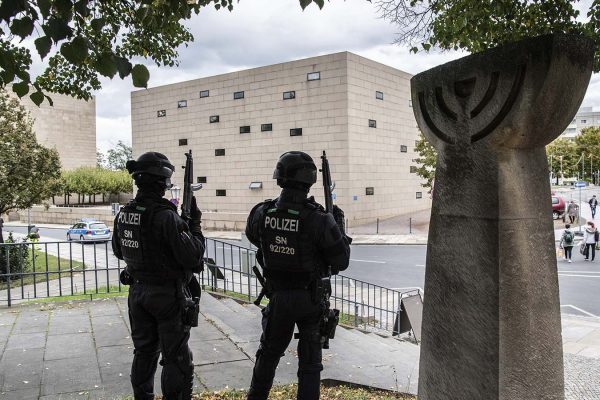 משטרה מאבטחת בית כנסת בעיר דרסדן לאחר הפיגוע בהאלה, גרמניה. (Robert Michael/dpa via AP)