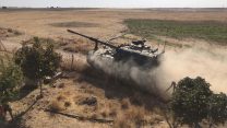 טנק טורקי נוסע בעיירה הסירה תל עביד כחלק מהמבצע של צבא טורקיה בחבל הארץ הכורדי בסוריה. 10 באוקטובר 2019 (Photo by Mahmut Serdar Alakus/Anadolu Agency via Getty Images)