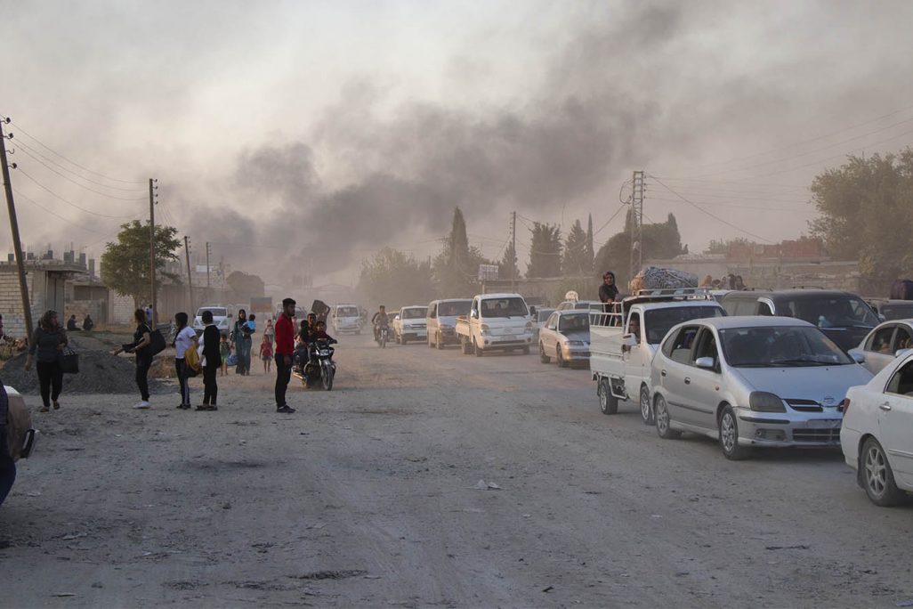 אזרחים נסים לאחר ההפגזות הארטילריות הכבדות הטורקיות בצפון סוריה. ראס אל עין. 9 לאוקטובר 2019 (AP Photo)