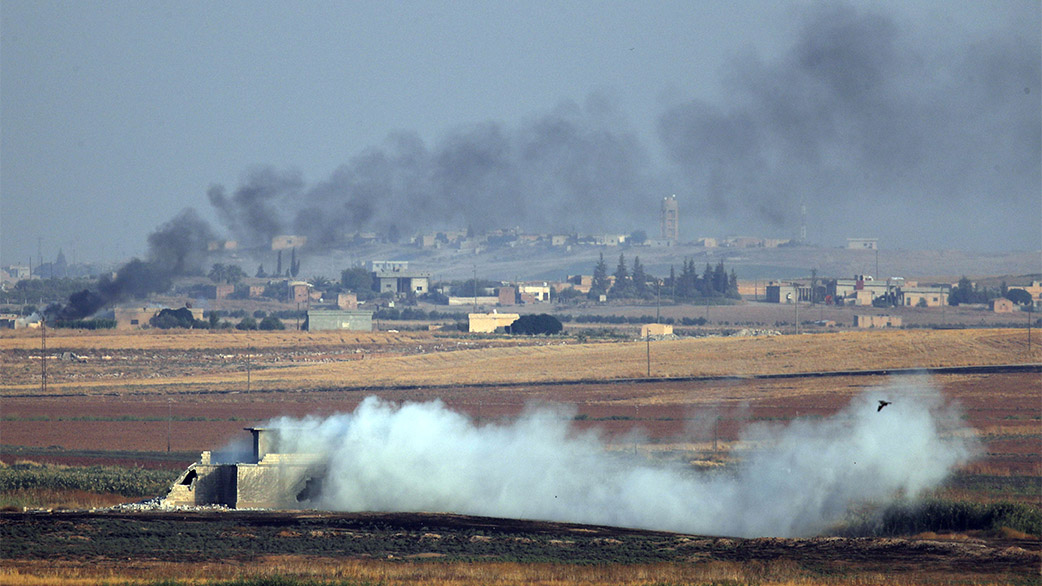 עשן מתמר מכפר בצפון סוריה בסמוך לגבול עם טורקיה, בעקבות ההתקפה הטורקית על הכורדים באיזור. אוקטובר 2019 (צילום: AP Photo/Lefteris Pitarakis).