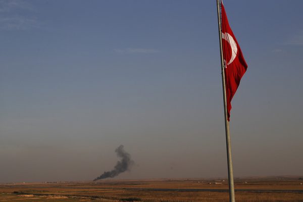 עשן מתמר מכפר בצפון סוריה בסמוך לגבול עם טורקיה, בעקבות ההתקפה הטורקית על הכורדים באיזור (צילום: AP Photo/Lefteris Pitarakis).