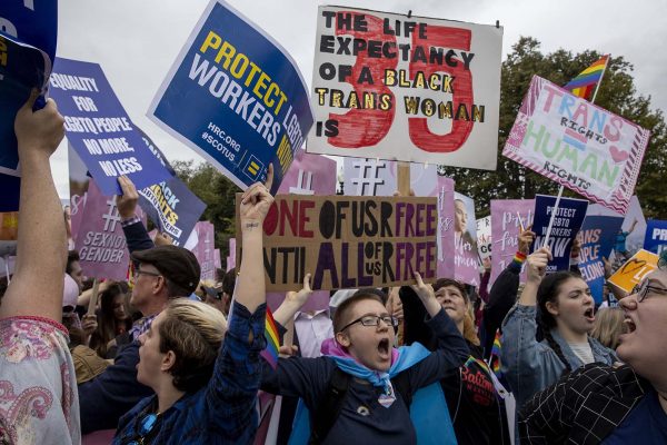 הפגנה בעד הגנה על זכויות להטב"ק במקום העבודה מול בית המשפט העליון של ארה"ב בזמן דיון בנושא. 8 באוקטובר 2019  (Photo by Tasos Katopodis/Getty Images)