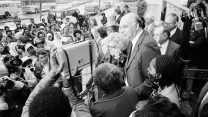 פול וולקר נגיד הבנק האמריקאי בשנים 1979–1987 מדבר עם מפגינים המוחים של שיעורי הריבית הגבוהים מחוץ למשרדי ה-FED. באפריל 1980 (AP Photo)