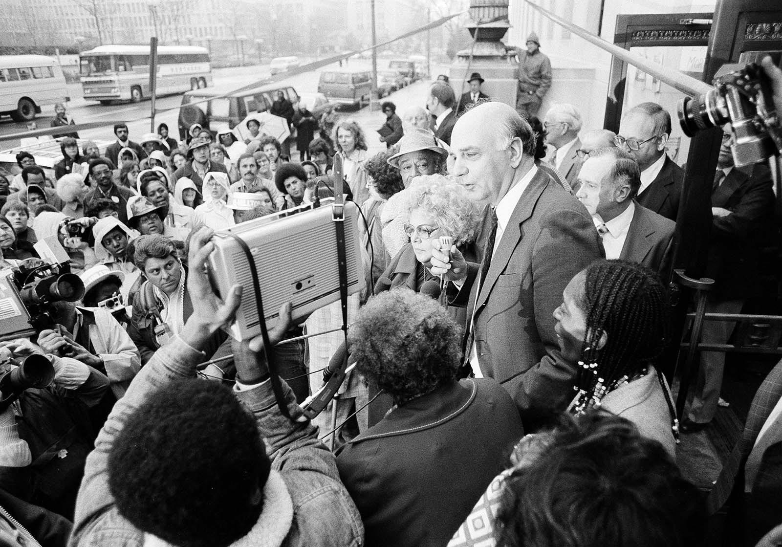 פול וולקר נגיד הבנק האמריקאי בשנים 1979–1987 מדבר עם מפגינים המוחים של שיעורי הריבית הגבוהים מחוץ למשרדי ה-FED. באפריל 1980 (AP Photo)