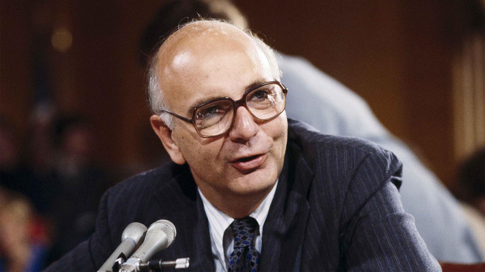 פול וולקר נגיד הבנק האמריקאי בשנים 1979–1987 בשימוע בסאנט לקראת מינויו 30 ביולי 1979 (AP Photo/Charles Harrity)