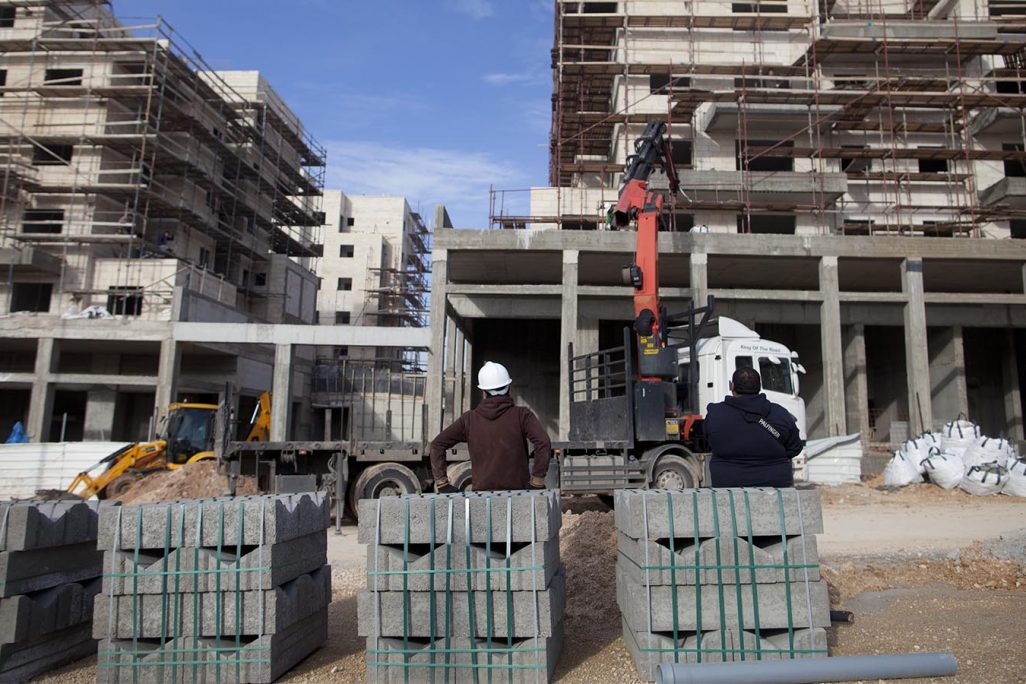 عمال البناء في موقع البناء في مدينة حريش. 28 يناير 2018. ليس للمصورين صلة بالمقال (تصوير: ليور مزراحي / flash 90)