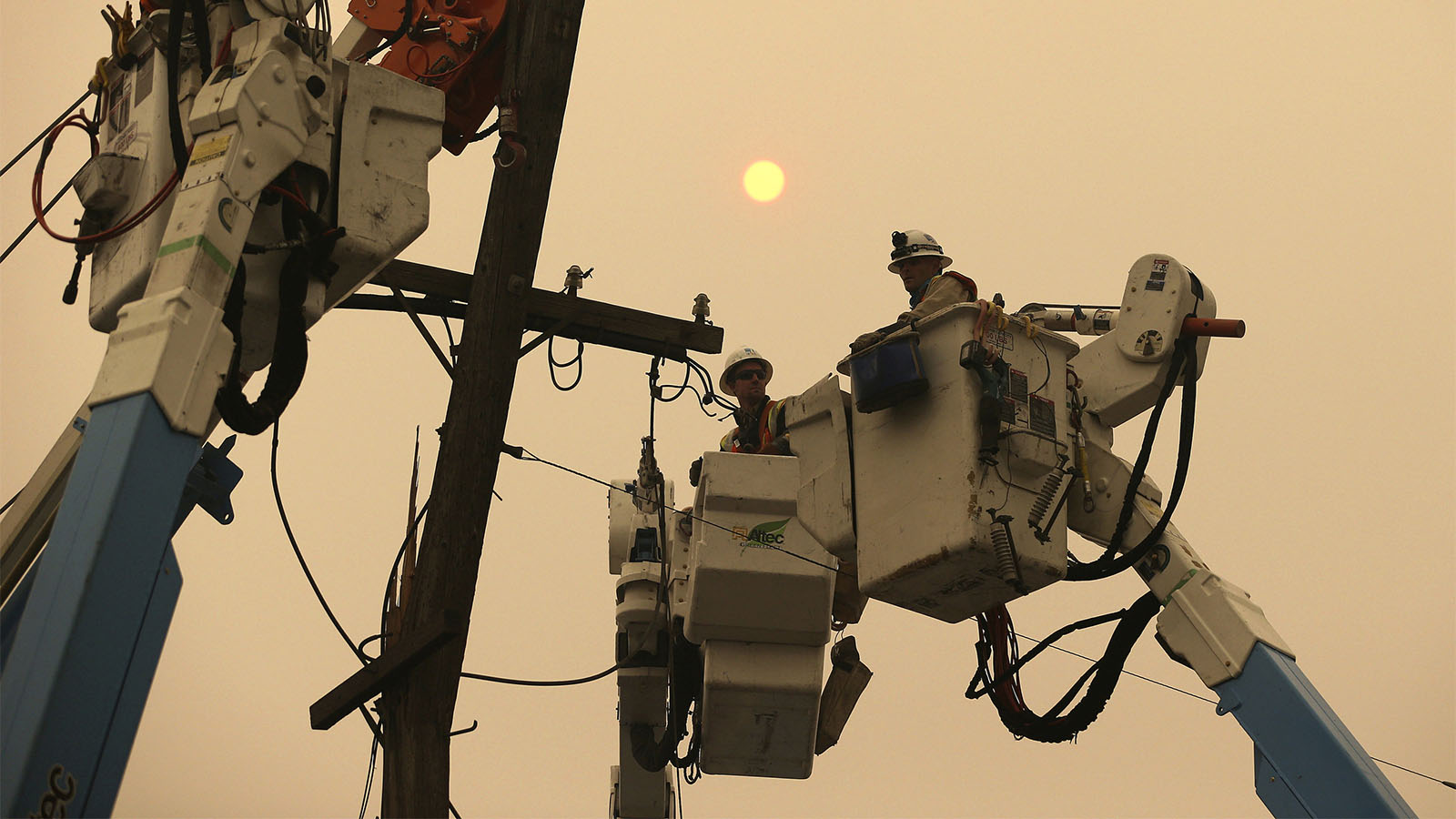 תיקונים בקו חשמל בקליפורניה אחרי שריפה ב-2018 (AP Photo/Rich Pedroncelli, File)