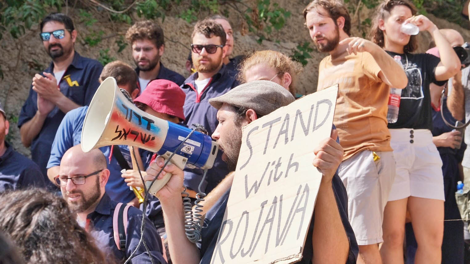 הפגנת מחאה מול שגרירות טורקיה בתגובה לפלישה הטורקית למובלעת הכורדית. המשתתפים ברובם היו חברי תנועות הבוגרים של השומר הצעיר, תנועת תרבות והנוער העובד והלומד &#8211; דרור ישראל