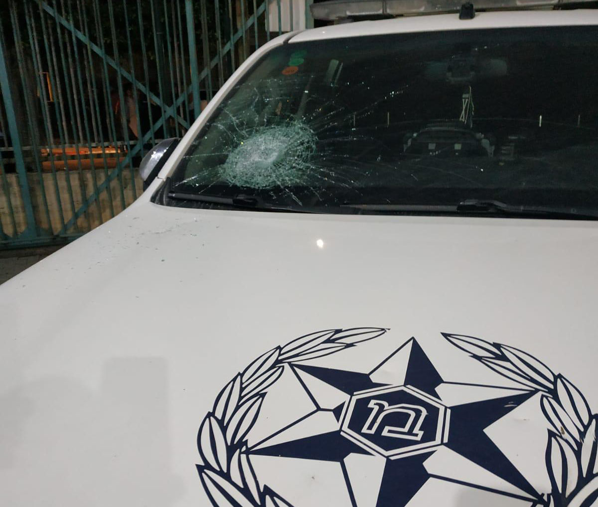 נזק לניידת משטרה, בקטטה ההמונית בכפר מנדא (קרדיט: דוברות המשטרה)