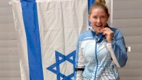 יוליה צ'רנוי זוכה במקום שלישי באליפות העולם בקליעה (צילום: גיא סטריק)