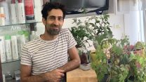ארנולד כהן, מספרת "ארנולד'ס" בשכונת פלורנטין שבתל אביב. (צילום: דבר)
