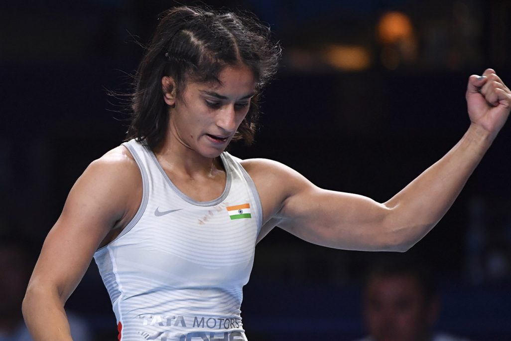 וינש פוגאט מהודו בעת זכייתה במדליית הארד בהאבקות נשים במשקל 53 ק"ג באליפות העולם בהתאבקות בקזחסטן, 18 בספטמבר 2019 (AP Photo/Anvar Ilyasov)