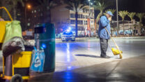 עובד נקיון (Editorial credit: trezordia / Shutterstock.com)
