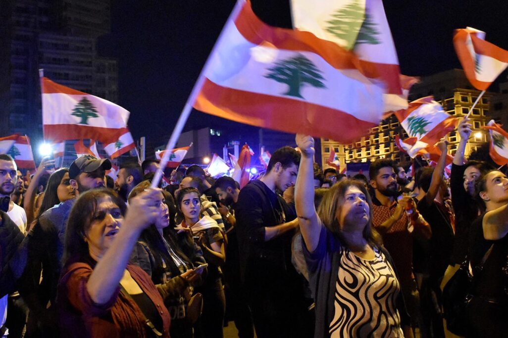 מפגינים בבירות, לבנון במחאה על מדיניות הממשלה. 23 באוקטובר 2019 (Photo by Mahmut Geldi/Anadolu Agency via Getty Images)