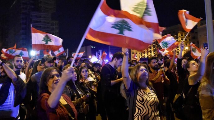 מפגינים בבירות, לבנון במחאה על מדיניות הממשלה. 23 באוקטובר 2019 (Photo by Mahmut Geldi/Anadolu Agency via Getty Images)
