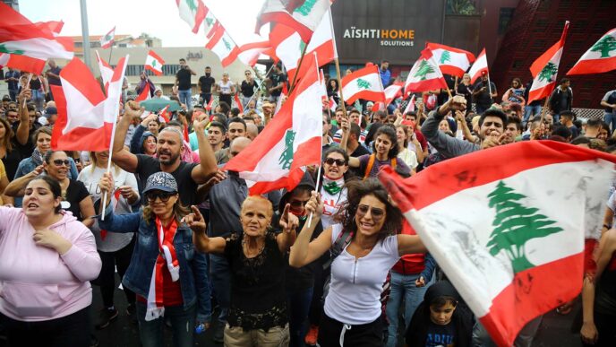 מפגינים בבירות, לבנון במחאה על מדיניות הממשלה. 24 באוקטובר 2019 (Photo by Marwan Naamani/picture alliance via Getty Images)