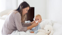 אם מטפלת בילד חולה (צילום: shutterstock).