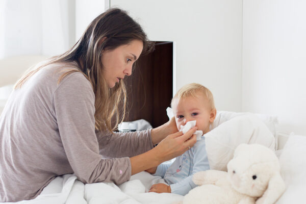 אם מטפלת בילד חולה (צילום: shutterstock).