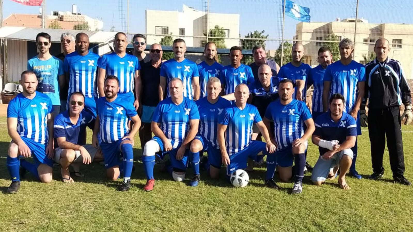 קבוצת כדורגל אגד חולון (צילום: איציק בן שמעון)