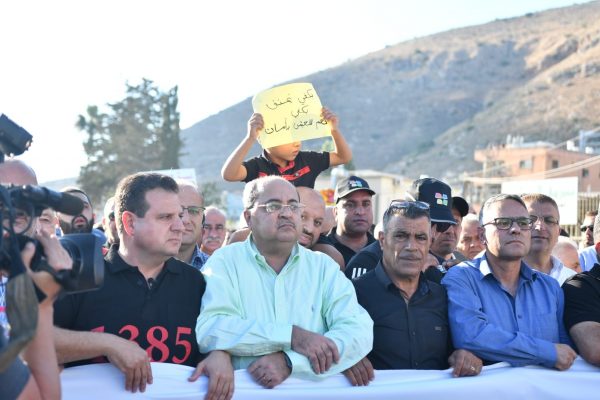 חברי הכנסת מהרשימה המשותפת, ואלפים במחאה על האלימות במחברה הערבית, מג'ד אל כרום, 3 באוקטובר 2019 (צילום: הרשימה המשותפת)