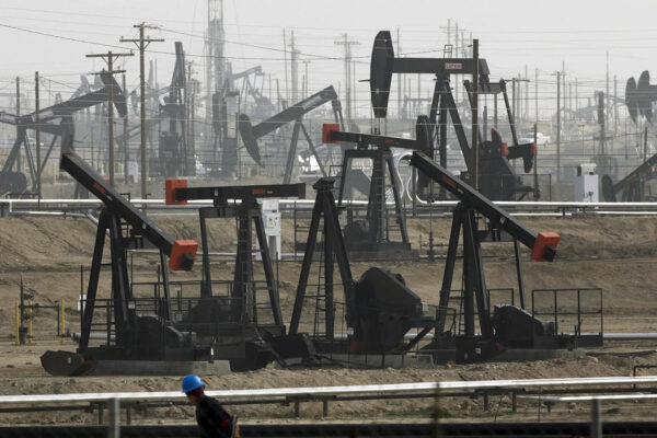 משאבות נפט באתר סדיקה הידראולית בקליפורניה (AP Photo/Jae C. Hong, File)