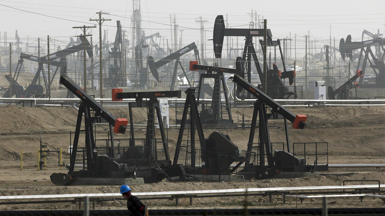משאבות נפט באתר סדיקה הידראולית בקליפורניה. (AP Photo/Jae C. Hong, File)