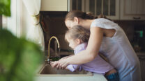 אם ובתה שוטפות ידיים. אילוסטרציה. (shutterstock)