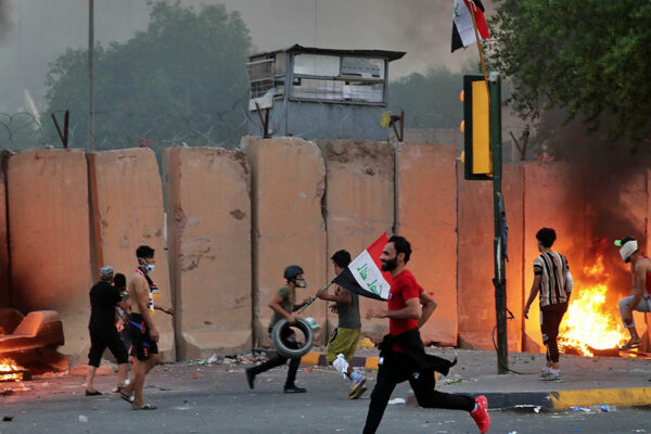 הפגנות בסמוך למשרדי הטלוויזיה הממלכתית בבגדד. כוחות הביטחון העירקאיים פתחו באש חיה וברימוני גז על המפגינים. נובמבר 4 2019(AP Photo/Khalid Mohammed)