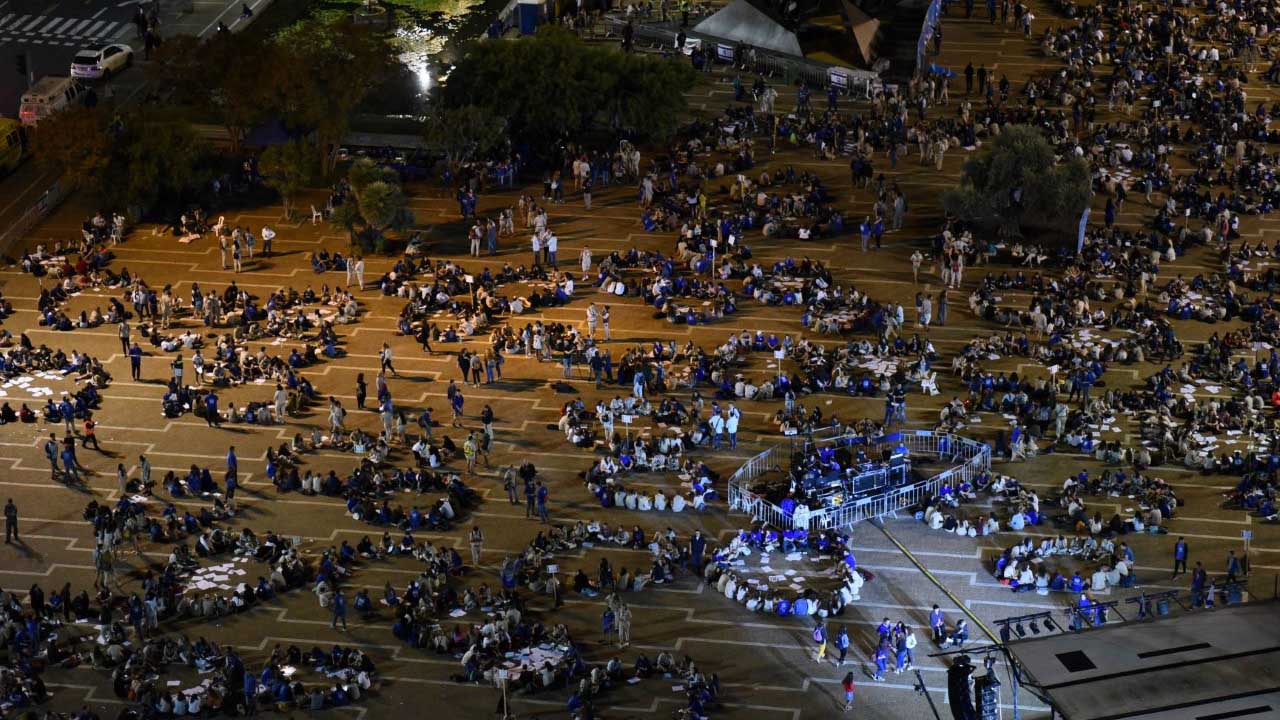 Dialogue circles fill Rabin Square at the Israeli Assembly. November 10, 2019. Credit: Tomer Neuburg/Flash 90.