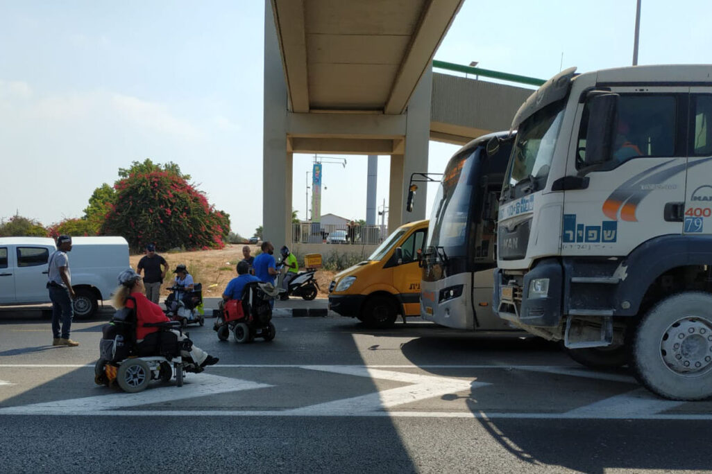 The rise in disabled benefits at a standstill? Activists warn that they will block highways as a protest. Road number 2, near Tel Aviv, September 1 2019. Archive. Credit: Naor Lav