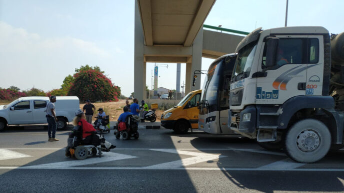 The rise in disabled benefits at a standstill? Activists block highways as a protest. Road number 2, near Tel Aviv, September 1 2019. Archive. (Photo: Naor Lav)