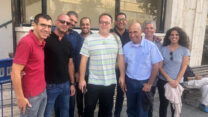 בוחני הנהיגה בטלדור מחוץ לבית הדין לעבודה.(צילום:  אבי אוסטוב)