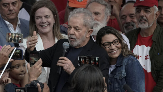 נשיא ברזיל לשעבר, לולה דה סילבה, מדבר עם תומכיו אחרי שחרור מהכלא, 8 בנובמבר 2019. (צילום: AP Photo/Leo Correa))