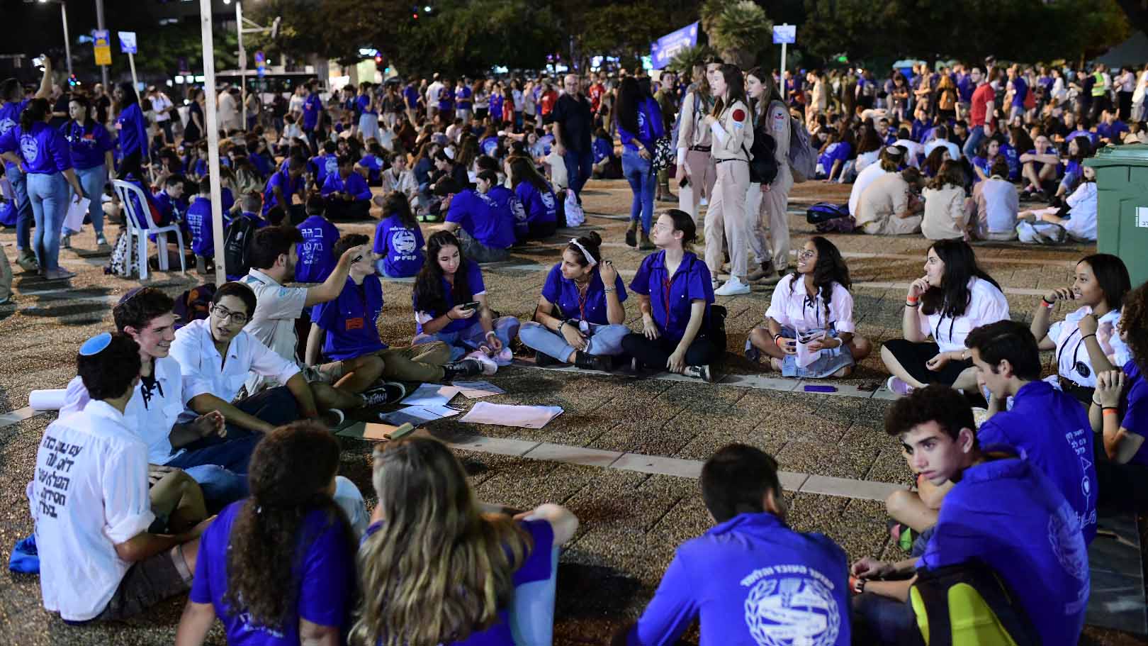 Youth movement circles fill the square at the Israeli Assembly. November 11 2019. Credit: Tomer Neuberg, Flash90