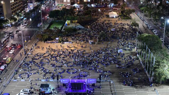 Israeli Assembly. 10,000 people from all creeds and sectors of Israeli society, attending dialogue circles in Rabin Square, Tel Aviv, November 10 2019. Credit: Tomer Neuburg/Flash 90.