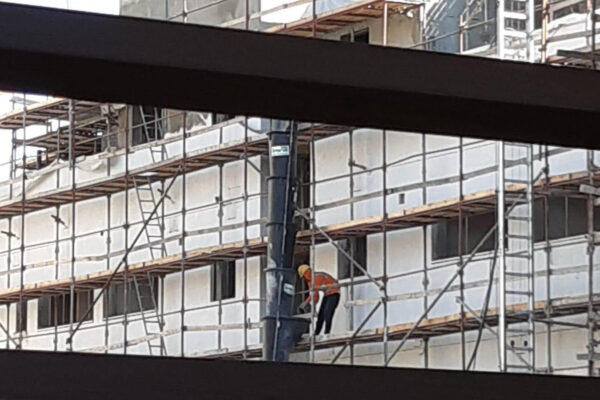 עובדים באתר בניה למרות האזהרות. 12 בנובמבר 2019 (באדיבות קו לעובד)