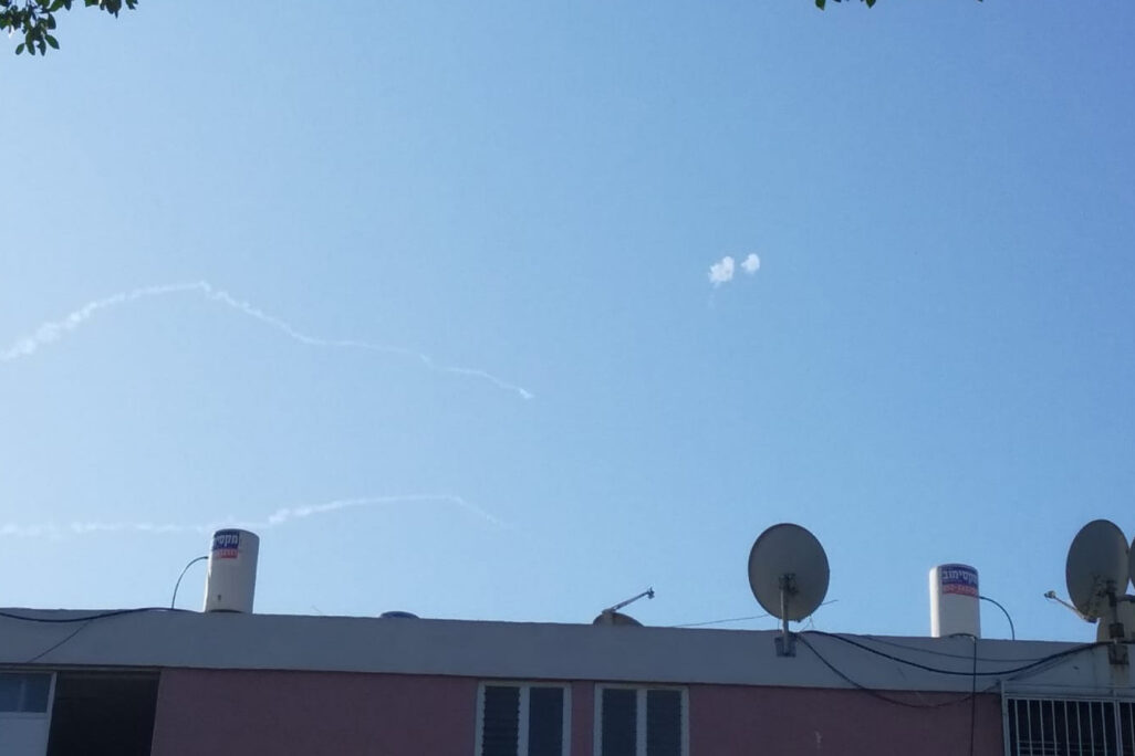 יירוט כיפת ברזל מעל תל אביב (צילום: מרים הולצמן)