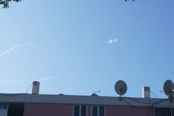 יירוט כיפת ברזל מעל תל אביב (צילום: מרים הולצמן)