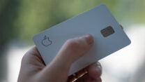 כרטיס "Apple Card" (צילום: Evgenia Parajanian / Shutterstock.com)