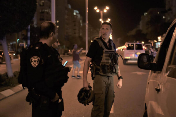 חבלני משטרת ישראל בזירת נפילת חלקי רקטה בעיר אשדוד. (קרדיט: דוברות המשטרה)
