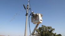 עובדי חברת החשמל בתיקון נזק מרקטה ברשת החשמל בשפלת יהודה  (צילום ארכיון: יוסי וייס/חברת החשמל)