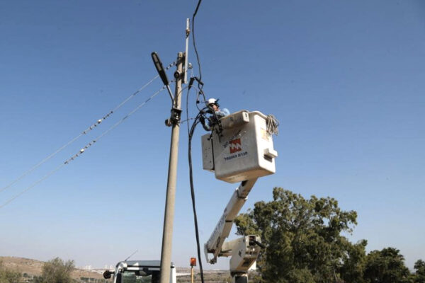 עובדי חברת החשמל בתיקון נזק מרקטה ברשת החשמל בשפלת יהודה  (צילום ארכיון: יוסי וייס/חברת החשמל)