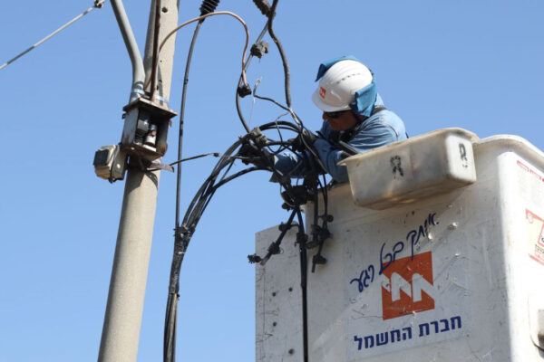 עובדי חברת חשמל בתיקון קווי הולכה (צילום: דוברות חברת החשמל)