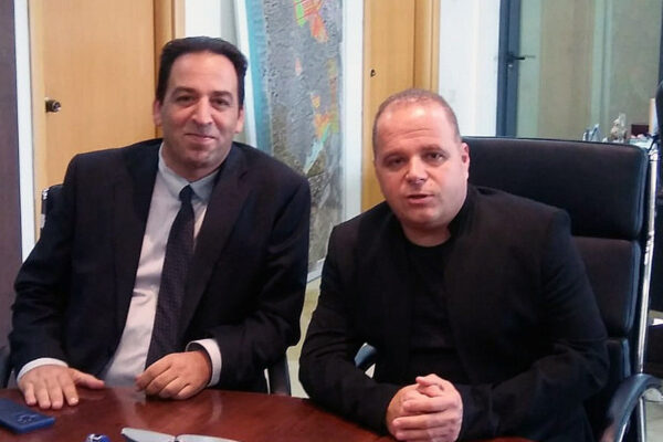 ראש עיריית אשקלון תומר גלאם (מימין) ומנכ"ל משרד ראש הממשלה רונן פרץ בביקור באשקלון, 14 בנובמבר 2019 (צילום: תקשורת ראש הממשלה)