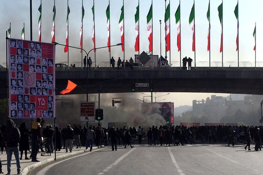 מפגינים חוסמים א הכביש ומבעירים צמיגים בהפגנה בעיר אספהאן באירן, 16 בנובמבר 2019 (צילום: AP Photo).