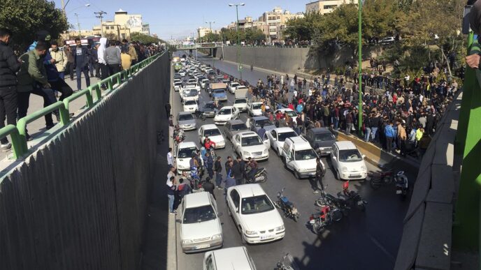 חסימת כביש בהפגנות על התייקרות הדלק באספהאן, אירן. 16 בנובמבר 2019. (AP Photo)