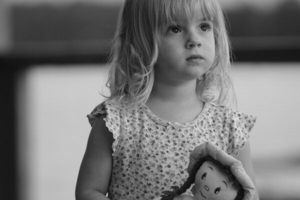 ילדה מחזיקה בובה. אילוסטרציה (shutterstock)