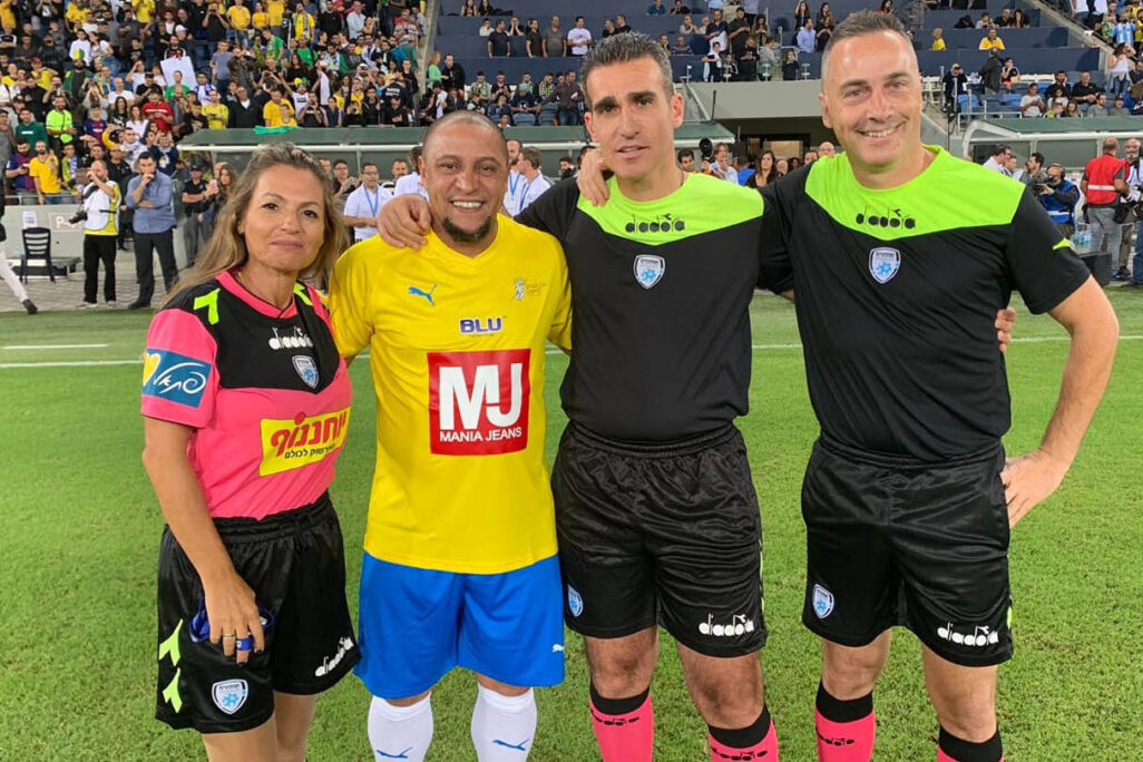 לילך אסולין (משמאל) שופטת ב"משחק השלום" בין כוכבי נבחרת ברזיל לישראל, באצטדיון סמי עופר בחיפה. (באדיבות לילך אסולין, פייסבוק)